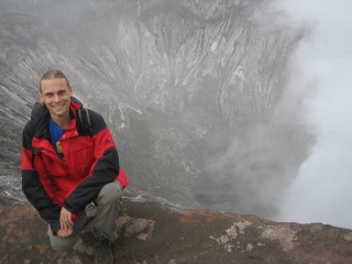 Ich mit den Dampfschwaden von Mount Bromo im Hintergrund